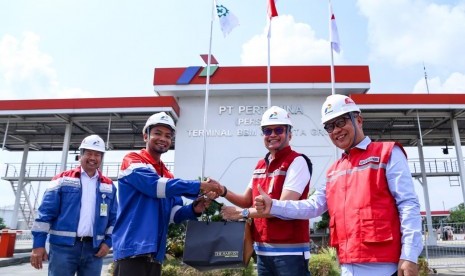 Direktur Megaproyek Pengolahan dan Petrokimia Ignatius Tallulembang bersama GM Marketing Operation Region III Tengku Fernanda,  memberikan semangat dan bingkisan kepada tim Satgas Pertamina Siaga di Terminal BBM Jakarta Group, Jumat (7/6).