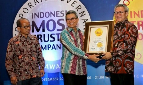 Direktur MSDM dan Kepatuhan BRI Life Khairi Setiawan (tengah) menerima pengharagaan “Indonesia Trusted Companies” yang diserahkan oleh Chairman IICG Gendut Supryitno (kanan) didampingi oleh Pemimpin Redaksi Majalah Swa Sujatmaka.