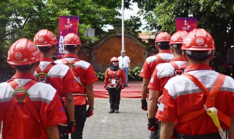 Direktur Network & IT Solution Telkom Herlan Wijanarko beserta jajaran Senior Leaders TelkomGroup melakukan pengecekan peralatan personel pengamanan infrastruktur untuk perhelatan KTT G20.