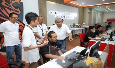 Direktur Network & IT Solution Telkom Herlan Wijanarko pada saat uji coba kesiapan sistem infrastruktur layanan telekomunikasi & digital Telkom di Medan (12/4) guna memastikan layanan andal selama moment Ramadan & Idul Fitri 1444 H hingga KTT ASEAN ke-42.