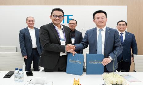 Direktur Network Telkomsel, Indra Mardiatna (kiri depan) dan SVP ZTE Corporation, Mei Zhonghua (kanan depan), secara resmi menandatangani Strategic Partnership Agreement (SPA) antara Telkomsel dan ZTE di Mobile World Conference (MWC) 2024 Barcelona (27/2), disaksikan oleh Direktur Utama Telkomsel, Nugroho (tengah belakang), Executive Vice President and Chief Operating Officer of ZTE Corporation, Xie Junshi (kanan belakang), serta President Director of ZTE Indonesia, Richard Liang (kiri belakang).