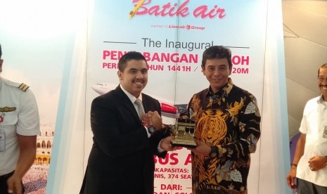 Direktur Niaga Batik Air Achmad Hasan dan Presiden Direktur Dream Group Muhammad Umar Bakadam melakukan penandatanganan MoU General Sales Agent antara Batik Air dan Dream Tour di Terminal 1 Bandara Soekarno-Hatta, Jumat (8/11).