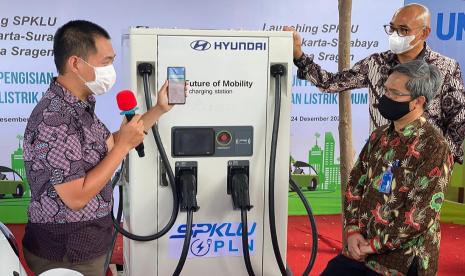  Direktur Niaga dan Pelayanan Pelanggan PLN, Bob Saril, saat meresmikan Stasiun Pengisian Kendaraan Listruk Umum (SPKLU) KM 519 A Sragen, Jawa Tengah, Kamis (24/12).