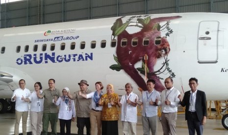 Direktur Niaga Sriwijaya Air Group Joseph K Dajoe Tendean, Direktur Utama Bank Kalteng Yayah Diasmono, dan Bupati Kabupaten Kotawaringin Nurhidayah melakukan konferensi pers acara oRUNgutan 2019 di Hanggar GMF Aero Asia Bandara Soekarno-Hatta, Senin (26/8).