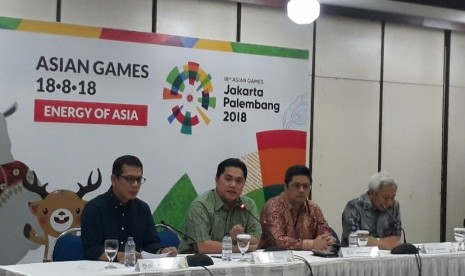 Direktur of Ceremonies INASGOC Wishnutama (kiri) dan Ketua INASGOC Erick Thohir (kedua kiri) saat konferensi pers hitung mundur Asian Games 2018 di Jakarta, Selasa (15/8).