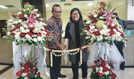 Direktur Omni Hospitals Pulomas, Hanny Merliana dan Kepala Bidang Pelayanan BPJSTK Cabang Rawamangun, Jakarta Timur, Tri Pambudi Santoso menggunting pita tanda kerja sama keduanya dimulai