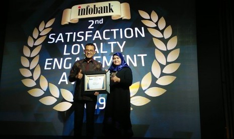 Direktur Operasi Bank Muamalat Awaldi menerima plakat penghargaan Satisfaction, Loyalty, and Engagement (SLE) Award 2019 di Jakarta, Kamis 14 Maret 2019. 