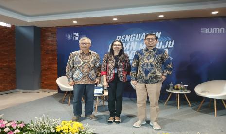 Direktur Operasi dan Digital Services PT Pos Indonesia Hariadi (kanan), Group Head Transformasi Koroporasi Manajemen Program PT Pelindo Mona Yudika (tengah), Direktur Eksekutif Segara Research Institute Piter Abdullah (kiri) dalam acara Pnguatan BUMN Menuju Indonesia Emas bertajuk 