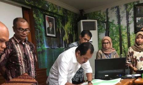 Direktur Operasi dan Produksi PTBA Suryo Eko Hadianto menandatangani naskah penyerahan laporan dan ekspose keberhasilan penanaman rehabilitasi DAS di Sumatera Selatan (Sumsel) seluas 453 Hektar yang diterima Direktur Jenderal Pengendalian Daerah Aliran Sungai dan Hutan Lindung Kementerian Lingkungan Hidup dan Kehutanan Ida Bagus Putera Parthama di Manggala Wanabhakti. 