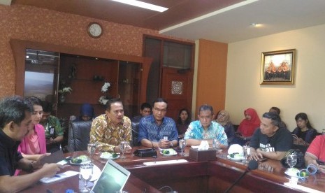 Direktur Operasi I PJB Sugiyanto (batik biru)