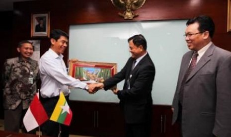 Direktur Operasi Jawa, Bali dan Sumatra PLN, Ngurah Adnyana (dua dari kiri) menerima cinderamata dari Deputy Menteri Sumber Daya Listrik Myanmar, U Aung Than Oo (kanan) disaksikan oleh Dubes Myanmar untuk Indonesia, Min Lwin (paling kanan) dan Kepala Satua