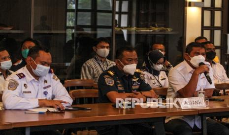 Direktur Operasi PT Pelindo II Wahyu Hardiyanto (kanan) bersama Kepala Kantor Otoritas Pelabuhan Tanjung Priok Wisnu Handoko (kiri) dan Kepala Kesyahbandaran Utama Tanjung Priok Andi Hartono (tengah) memberikan keterangan kepada wartawan di Museum Maritim Indonesia, Jakarta Utara, Selasa (15/6/2021). Keterangan pers tersebut terkait dengan pungli yang terjadi di Pelabuhan Tanjung Priok.