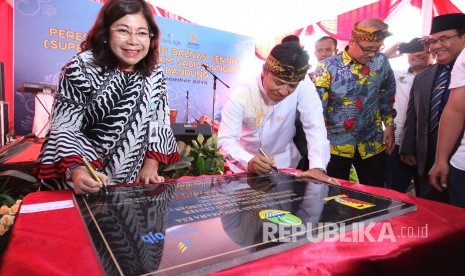 Direktur Operasional Bank BJB Fermiyanti (kiri) bersama Bupati Bandung Dadang Naser menandatangani prasasti saat peresmian Gedung Baznas Center Kabupaten Bandung, Rabu (7/11).