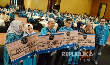 Direktur Operasional Bank BJB Fermiyanti (kiri), Direktur Konsumer Suartini (kedua kanan) dan Pimdiv Kredit Konsumer Bank BJB Triastoto Hardjanto Wibowo (kanan) berfoto bersama dengan perwakilan penerima paket perjalanan religi saat pelepasan keberangkatan pemenang perjalanan religi Consumer Loan Loyalty Program Bank BJB 2018, di Hotel Aryaduta, Kota Bandung, Jumat (8/2).