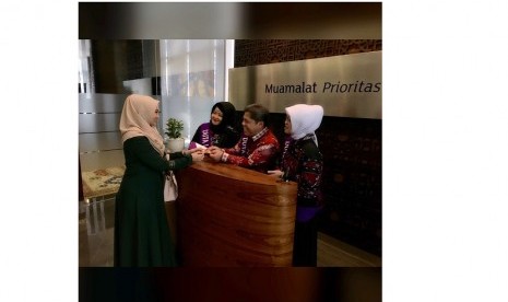 Direktur Operasional Bank Muamalat Masa P. Lingga, secara langsung melayani nasabah di Kantor Cabang Utama Bank Muamalat.