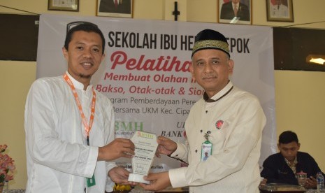 Direktur Operasional BMH DKI,  Rama Wijaya (kiri) dan  UPZ Bank DKI,  H Luthfianto.