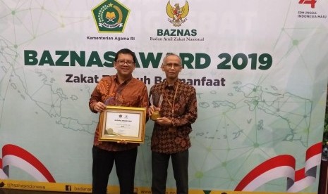 Direktur Operasional BRIsyariah Fahmi Subandi (kanan) bersama Sekretaris Perusahaan BRIsyariah Mulyatno Rachmanto usai menerima penghargaan dari BAZNAS