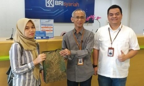 Direktur Operasional BRIsyariah, Fahmi Subandi (tengah), bertemu dengan nasabah dalam rangka memperingati Hari Pelanggan Nasional 2019.