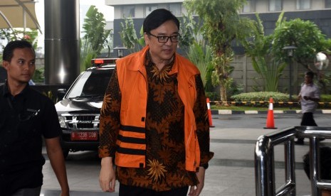 Direktur Operasional Lippo Group Billy Sindoro (tengah) berjalan memasuki Gedung KPK untuk menjalani pemeriksaan di Jakarta, Rabu (7/11/2018). 