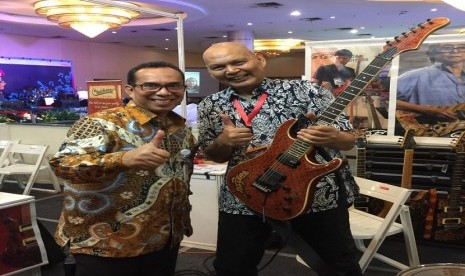 Direktur Bisnis dan Pemasaran LLP-KUKM Armel Arifin (kiri) dan  pengusaha UKM G&B Gitar Batik Sasongko dalam ajang Smesco Music Expo 2018