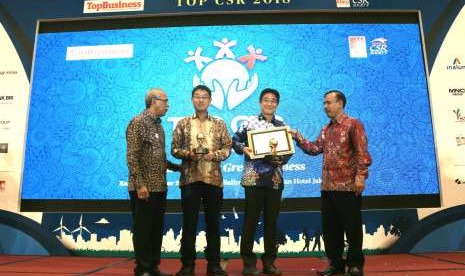 Direktur Operasional PT BPI, Shiroki Yamashita, dan Presiden Direktur PT BPI, Takashi Irie, saat menerima penghargaan Indonesian TOP CSR Award 201i,  di Hotel Sultan Jakarta.