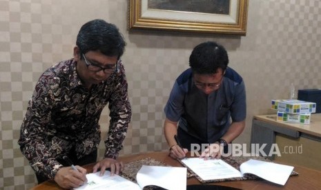 Direktur Operasional PT Republika Media Mandiri Arys Hilman dan Direktur Pendidikan Dompet Dhuafa Muhammad Syafi'ie el-Bantanie menandatangani kerja sama pemberitaan program Sekolah Literasi Indonesia, Jakarta, Senin (11/2).