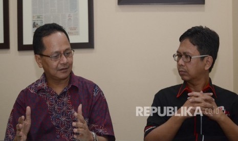 Direktur Operasional Republika Media Mandiri Arys Hilman Nugraha ( kanan) dan Ketua Ikatan Penerbit Indonesia (Ikapi) DKI Jakarta Afrizal Sinaro ( kiri) berbincang seusai penandatangan nota kesepahaman (MoU) Islamic Book Fair (IBF) 2016 di Jakarta, Rabu (2