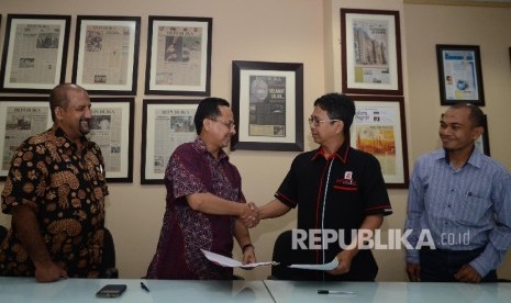 Direktur Operasional Republika Media Mandiri Arys Hilman Nugraha (kedua dari kanan) dan Ketua Ikatan Penerbit Indonesia (Ikapi) DKI Jakarta Afrizal Sinaro (kedua dari kiri) berjabat tangan seusai penandatangan nota kesepahaman (MoU) Islamic Book Fair (IBF)