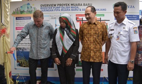 Direktur Palyja Alan Thompson (kiri) bersama Direktur Utama PD PAM Jaya Erlan Hidayat (dua dari kanan) dalam peresmian proyek perluasan jaringan (proyek Muara Baru) dan Booster Pump Gajahmada