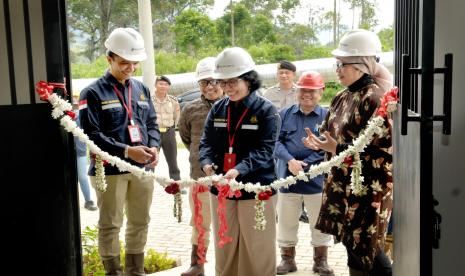 Direktur Panas Bumi Kementerian ESDM, Ida Nuryatin (tengah) saat mengunjungi PLT Panas bumi Patuha. Pemerintah berencana memberikan kompensasi biaya eksplorasi panas bumi untuk meningkatkan pengembangan panas bumi di Indonesia.