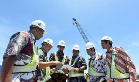 Direktur Pelabuhan Pelindo IV, Farid Padang (kedua kiri) memamtau proses pembangunan Makassar New Port di Makassar, Sulawesi Selatan, Jumat (5/10). 