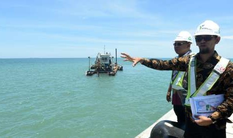 Direktur Pelabuhan Pelindo IV, Farid Padang (kiri) memamtau proses pengerukan di areal Makassar New Port di Makassar, Sulawesi Selatan, Jumat (5/10).