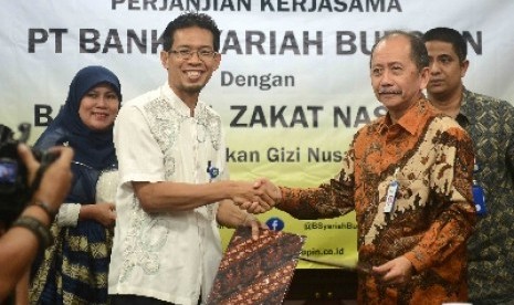 Direktur Pelaksana Badan Amil Zakat Nasional (Baznas) Teten Kustiawan (kiri).