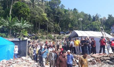 Direktur Pelaksana IMF Christine Lagarde bersama Menko Kemaritiman Luhut Binsar Panjaitan, Menteri Keuangan Sri Mulyani, dam Gubernur NTB Zulkieflimansyah mengunjungi lokasi terdampak gempa di Desa Guntur Macan, Kecamatan Gunungsari, Lombok Barat, NTB, Senin (8/10).