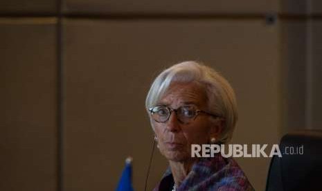 Direktur Pelaksana IMF Christine Lagarde mengikuti pertemuan ASEAN Leaders Gathering yang diikuti para kepala negara/pemerintahan negara-negara ASEAN, sekjen ASEAN, presiden Grup Bank Dunia, sekjen PBB di Hotel Sofitel, Nusa Dua, Bali, Kamis (11/10). 