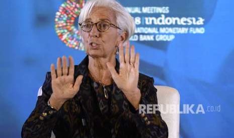 Direktur Pelaksana International Monetary Fund (IMF) Christine Lagarde menyampaikan paparan terkait Pemberdayaan Wanita di Dunia Kerja pada rangkaian Pertemuan Tahunan IMF World Bank Group 2018 di Bali International Convention Center (BICC), Nusa Dua, Bali, Selasa (9/10). 