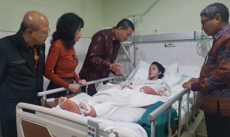 Direktur Pelayanan Badan Penyelenggara Jaminan Sosial Ketenagakerjaan (BPJS-TK) Krishna Syarif (ketiga dari kiri) mengunjungi salah satu korban serangan bom bunuh diri di RS William Booth Surabaya, Jawa Timur, Jumat (18/5).