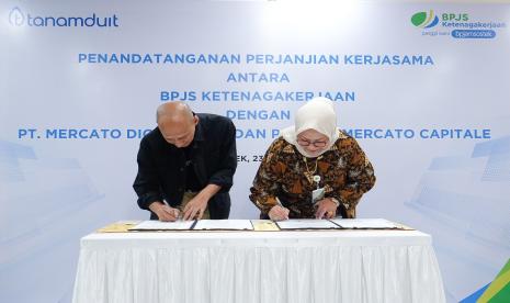 Direktur Pelayanan BPJS Ketenagakerjaan Roswita Nilakurnia dan Direktur dan _founder_ PT Mercato Digital Asia, Indra Suryawan saat penandatanganan kerja sama.