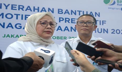 Direktur Pelayanan BPJS Ketenagakerjaan Roswita Nilakurnia (kiri) usai membuka kegiatan promotif preventif.