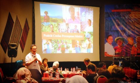 Direktur Pelayanan Dasar Kementerian Desa, PDT dan Transmigrasi dr Hanibal, berbicara dalam Diskusi Nasional 