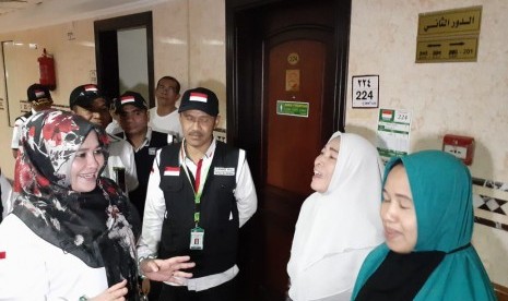 Direktur Pelayanan Haji Luar Negeri Kementerian Agama, Sri Ilham Lubis, berdialog dengan jamaah haji kloter UPG 1 di Hotel 236 kawasab Syisah, Kamis (25/1). Dialog itu membahas soal katering yang dikonsumsi oleh jamaah. 