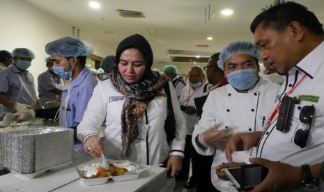 Direktur Pelayanan Haji Luar Negeri Sri Ilhami Lubis (kiri) bersama Direktur Pembinaan Haji Muhajirin Yanis (kanan) meninjau salah satu dapur perusahaan katering musim haji 2016 (Ilustrasi)  