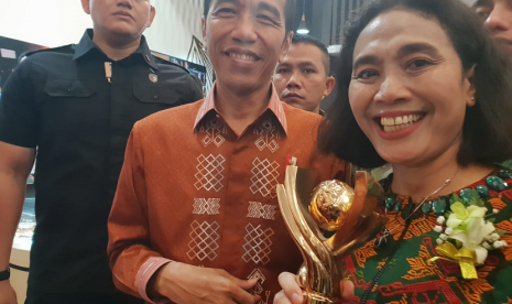 Marketing Director of Bio Farma Sri Harsi Teteki receives Primaniyarta Award from President Joko Widodo.