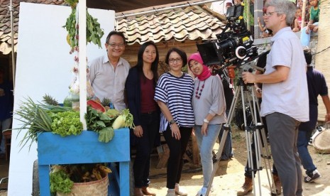 Direktur Pemasaran BRI Life Fabiola N Sondakh bersama Sutradara Livi ZHeng saat pengambilan gambar untuk Film 'Second Chance'.