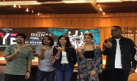 Direktur Pemasaran dan Program Pariwisata Injourney Maya Watono (tengah) bersama musisi pengisi konser malam tahun baru di kawasan Waterfront Marina Labuan Bajo yang akan dihadiri Band Gigi, Andmesh, DJ Tiara Eve, dan DJ Internasional Meduza. 