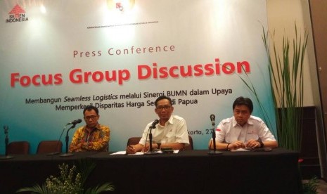 Direktur Pemasaran dan Supply Chain PT Semen Indonesia (Persero) Tbk Ahyanizzaman (tengah) menjelaskan bentuk kerja sama dengan empat BUMN lainnya untuk menurunkan harga semen di Papua, di Jakarta, Kamis (27/4) 