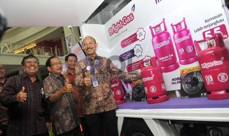 Direktur Pemasaran Pertamina Ahmad Bambang (kiri), Komisaris Utama Pertamina Tanri Abeng (kedua kiri), SVP Non Fuel Marketing Pertamina Taryano (kedua kanan), dan Dirjen Migas I Gusti Nyoman Wiratmaja (kanan) berfoto bersama saat peluncuran Bright Gas 5,5 