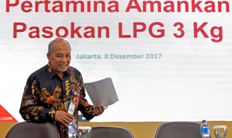 Direktur Pemasaran Pertamina Muchamad Iskandar bersiap memberikan keterangan pers mengenai pasokan LPG tiga kilogram bersubsidi, di kantor Pusat Pertamina, Jakarta, Jumat (8/12). 