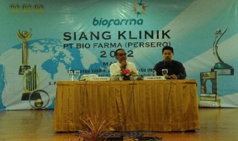 Direktur Pemasaran PT Bio Farma (Persero) Sarimuddin Sulaeman (Kiri) Beserta Aco Aslam Yusuf, Kepala Divisi Penunjang Pemasaran.