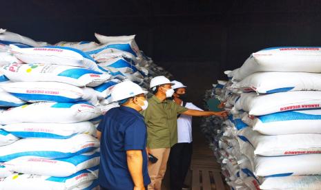 Direktur Pemasaran Pupuk Indonesia Gusrizal meninjau ketersediaan pupuk di Gudang Distributor Pupuk Indonesia, Sragen, Jawa Tengah, Kamis (4/11).